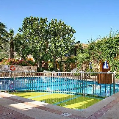 מלון Latania & 3*